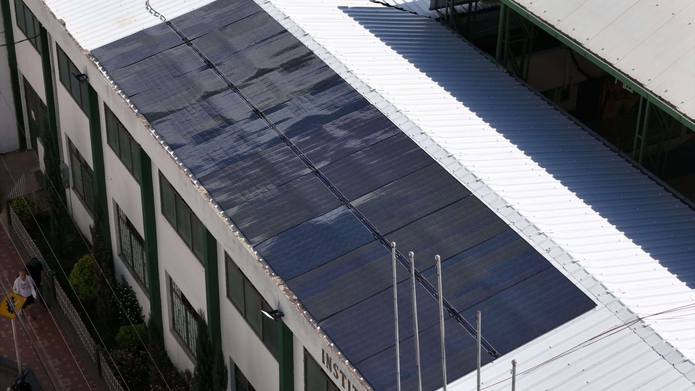 Vista aérea de paneles solares flexibles Midsummer BOLD instalados sobre una cubierta industrial